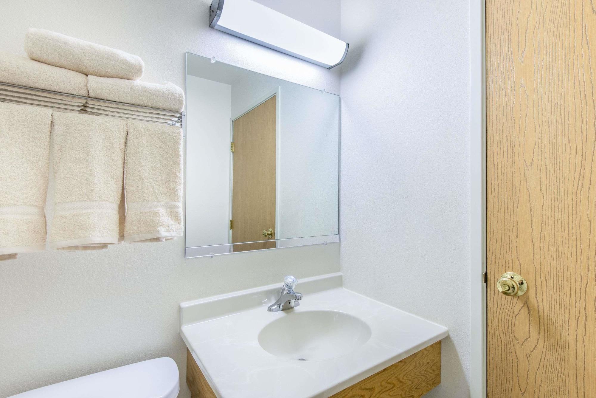 Super 8 By Wyndham West Middlesex/Sharon Area Hotel Buitenkant foto