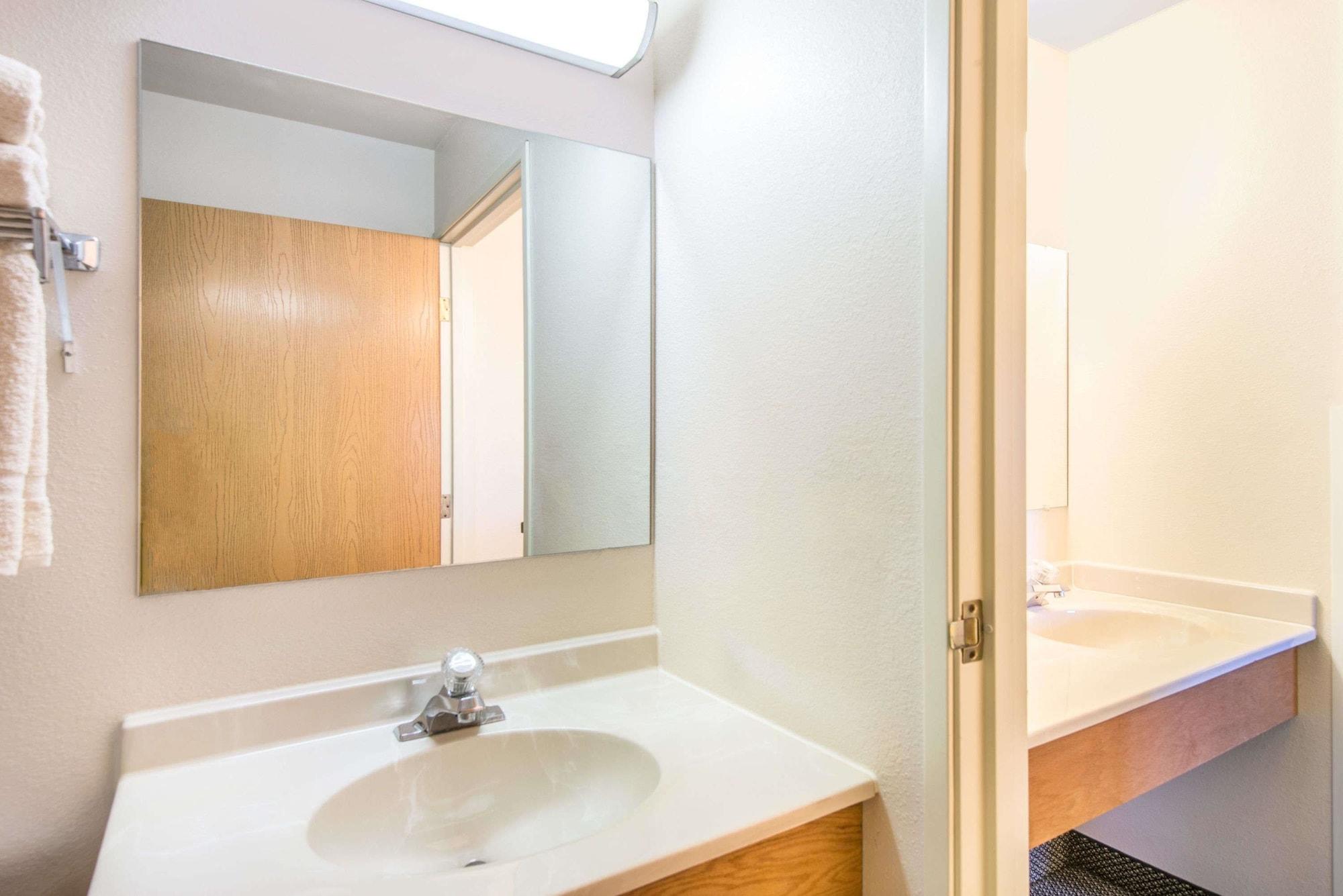 Super 8 By Wyndham West Middlesex/Sharon Area Hotel Buitenkant foto