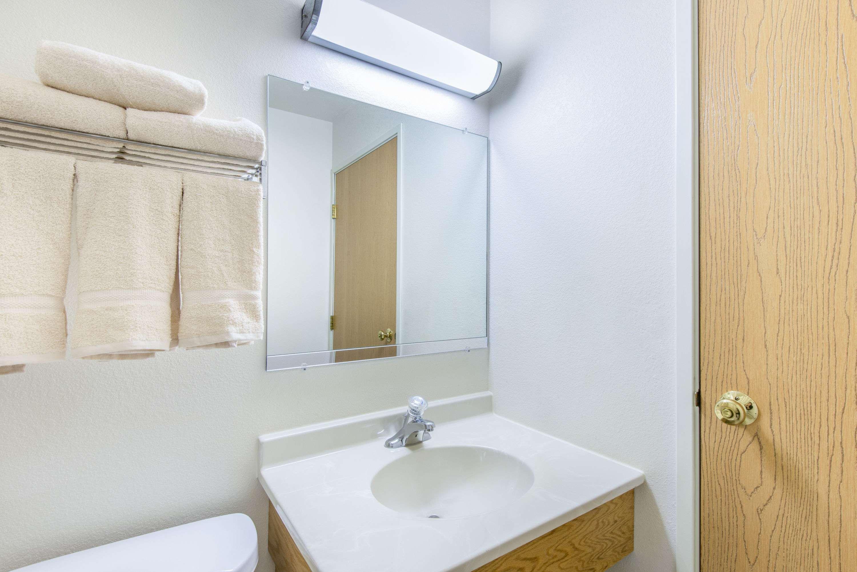Super 8 By Wyndham West Middlesex/Sharon Area Hotel Buitenkant foto